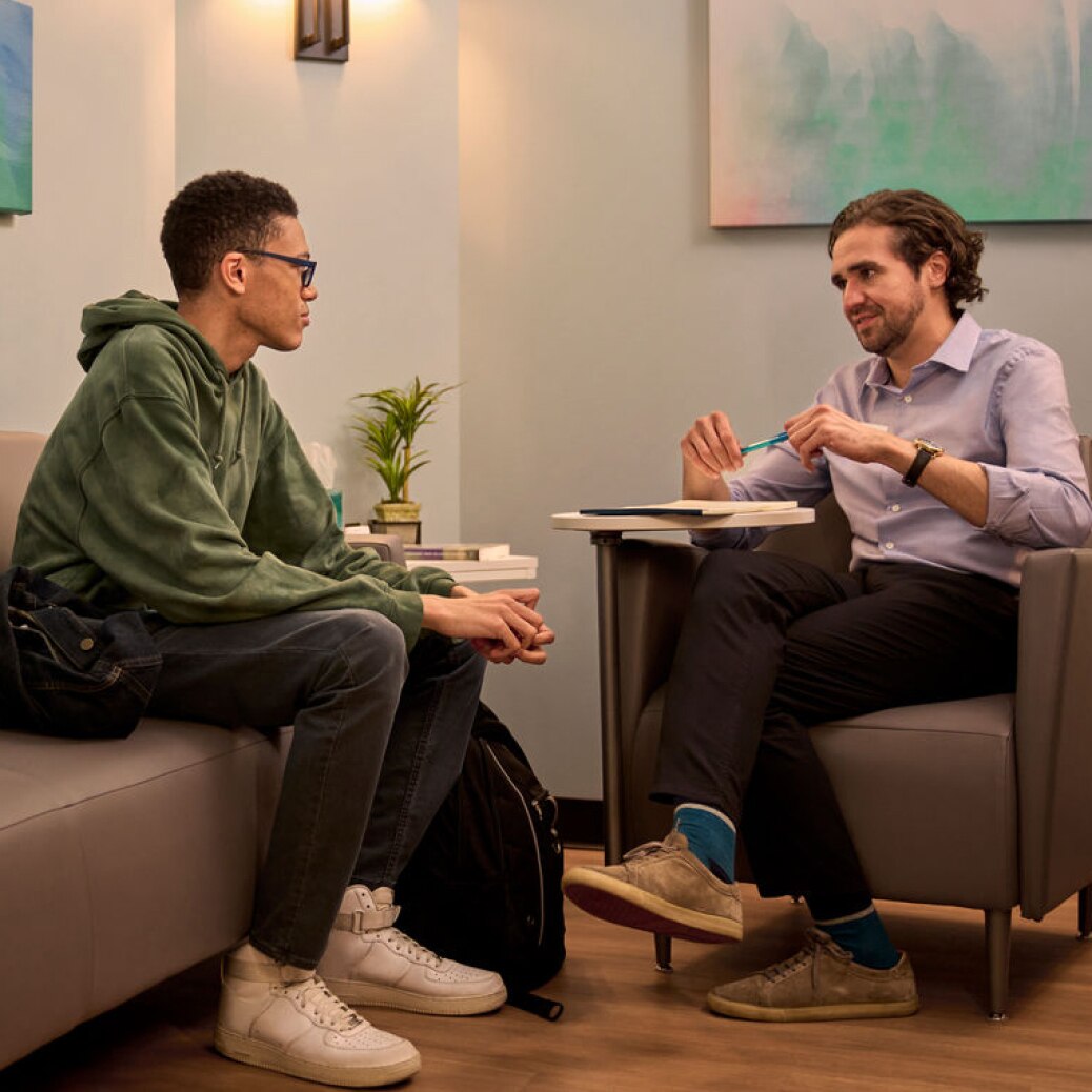 Patient talking with their MinuteClinic licensed therapist.